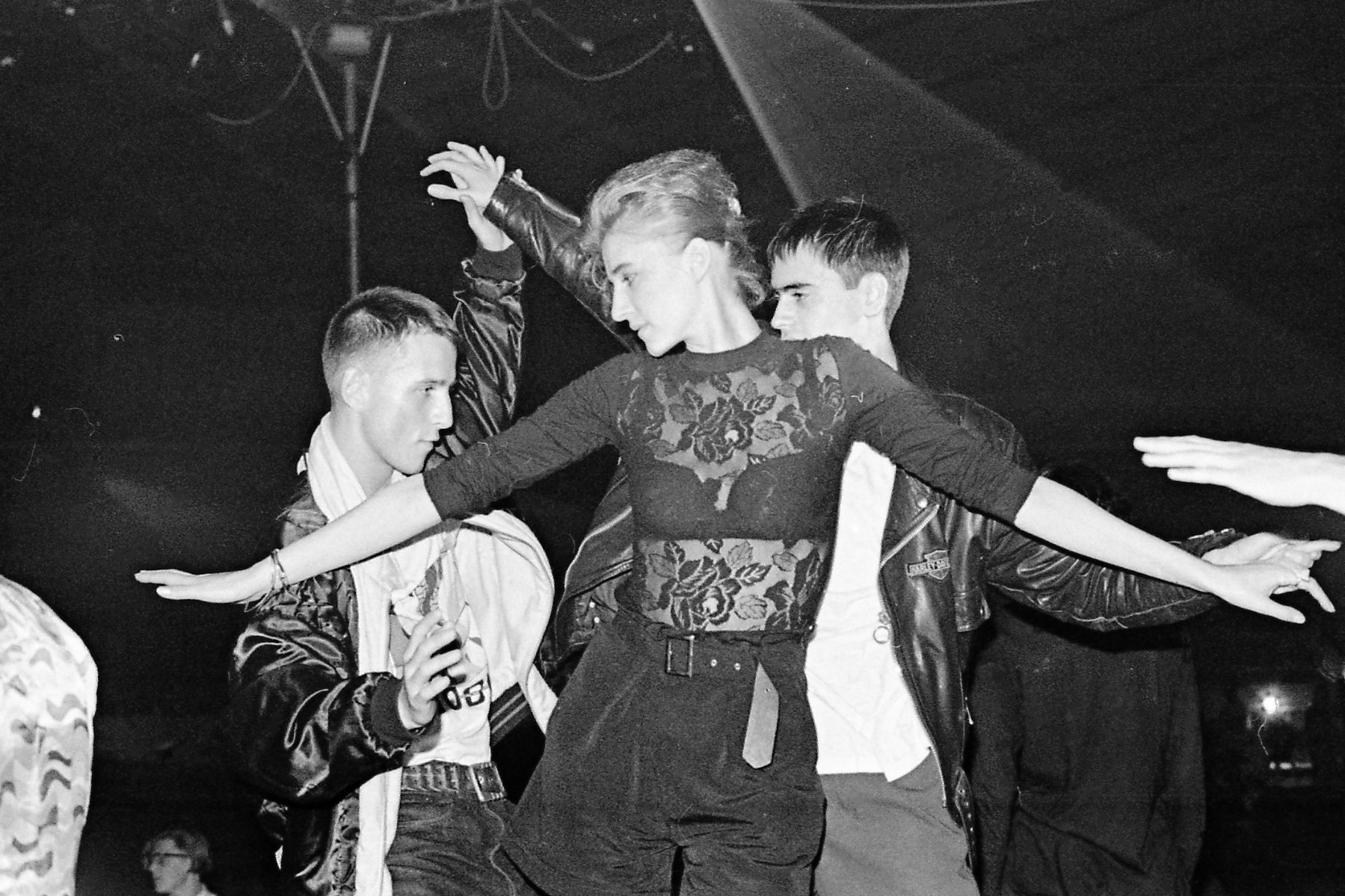 ravers-at-tunnel-photo-by-i-bistriy